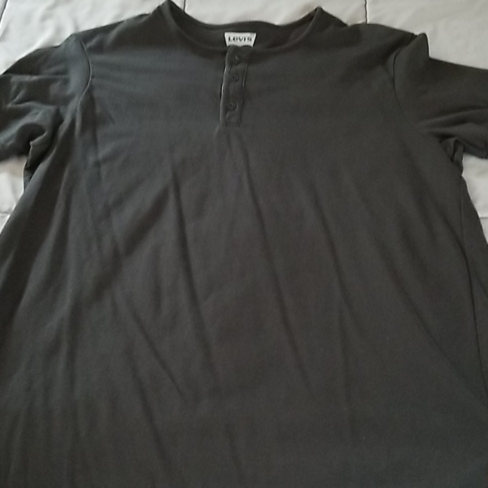EUC Mens Levi's Black Button T size Medium